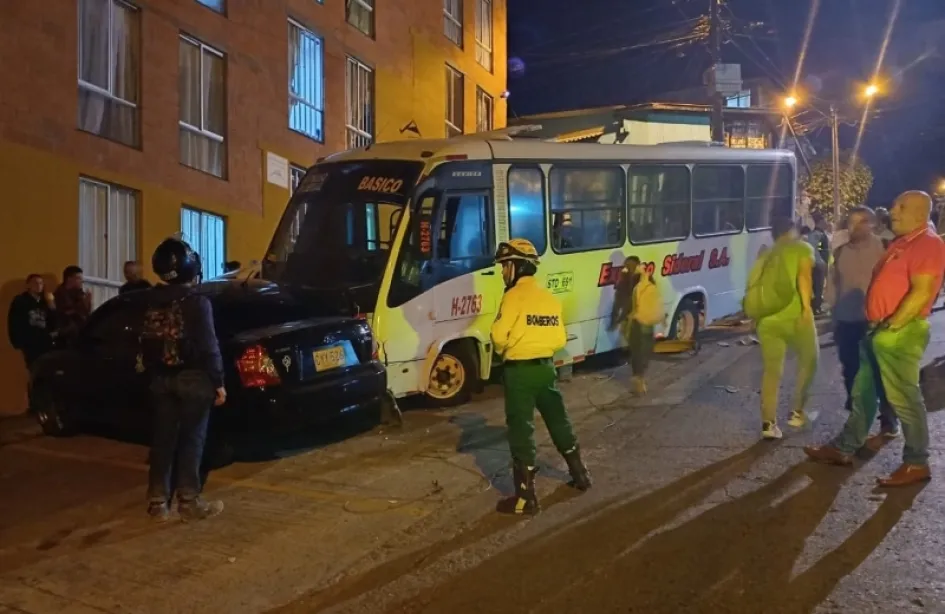 Al parecer, el conductor perdió el control de bus y se fue contra la edificación. Al parecer, el conductor perdió el control de bus y se fue contra la edificación.