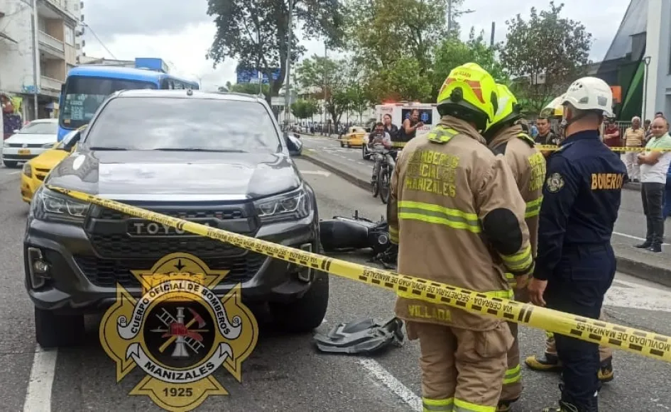 Este es el accidente de tránsito entre la motocicleta y la camioneta. Este es el accidente de tránsito entre la motocicleta y la camioneta.