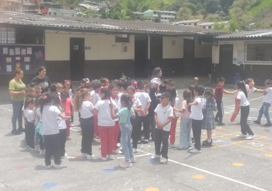 Foto | Rubén Darío López | LA PATRIA En la sede de la escuela Urbano Ruiz de la I.E. Pensilvania activaron el plan de evacuación exitosamente. En menos de un minuto todos los niños y profesores estaban reunidos en el punto de encuentro previamente establecido. En la sede de la escuela Urbano Ruiz de la I.E. Pensilvania activaron el plan de evacuación exitosamente. En menos de un minuto todos los niños y profesores estaban reunidos en el punto de encuentro previamente establecido.