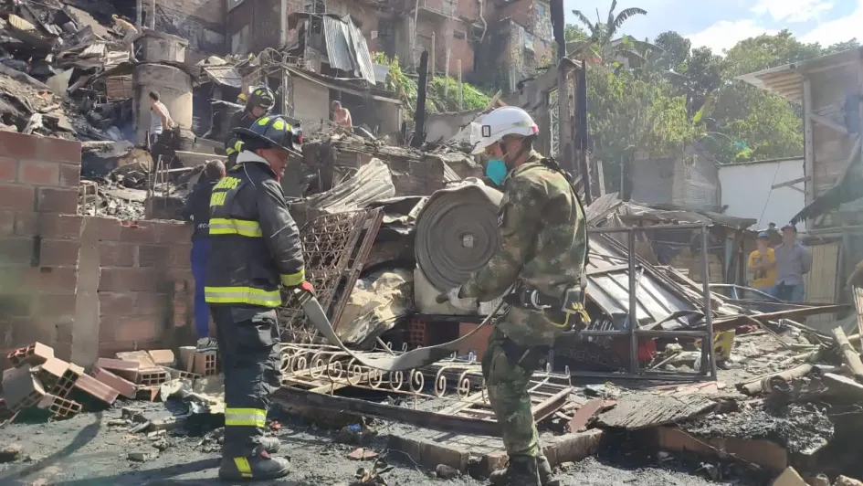 Miembros de Bomberos y del Ejército Nacional llegaron hasta el lugar del incendio para socorrer a los damnificados. Miembros de Bomberos y del Ejército Nacional llegaron hasta el lugar del incendio para socorrer a los damnificados.