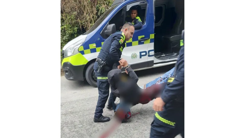 Momento en el que los policías trasladaban al hombre que resultó herido después de hurtar una peluquería. Momento en el que los policías trasladaban al hombre que resultó herido después de hurtar una peluquería.