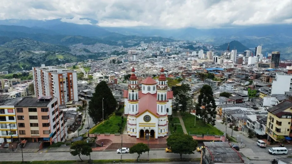 La parroquia Nuestra Señora del Rosario, en Chipre, es una réplica de la antigua Catedral de Manizales que se quemó en el incendio de 1926. En la imagen se observa la parroquia y de fondo gran parte de la ciudad. Conozca algunas otras iglesias en el centro y cerca a este lugar de la ciudad. Parroquia Nuestra Señora del Rosario, en Chipre, y de fondo el centro y parte de Manizales. Su construcción comenzó en 1948 como una réplica de la antigua Catedral de Manizales que se quemó en el incendio de 1926.