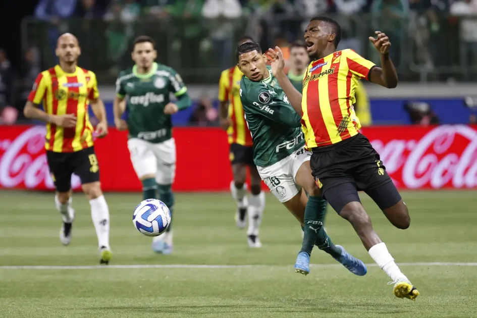 Disputa del balón durante el partido de los cuartos de final de la Copa Libertadores entre Palmeiras y Deportivo Pereira en Allianz Parque stadium en Sao Paulo (Brasil). Foto | EFE | LA PATRIA Disputa del balón durante el partido de los cuartos de final de la Copa Libertadores entre Palmeiras y Deportivo Pereira en Allianz Parque stadium en Sao Paulo (Brasil).