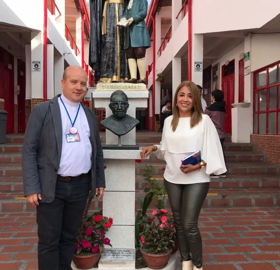 Elizabeth Pacheco Alzate, secretaria de Educación de Manizales, en compañía del presbítero Héctor Adrián Gaviria Chica, rector de la institución. Elizabeth Pacheco Alzate, secretaria de Educación de Manizales, en compañía del presbítero Héctor Adrián Gaviria Chica, rector de la institución.