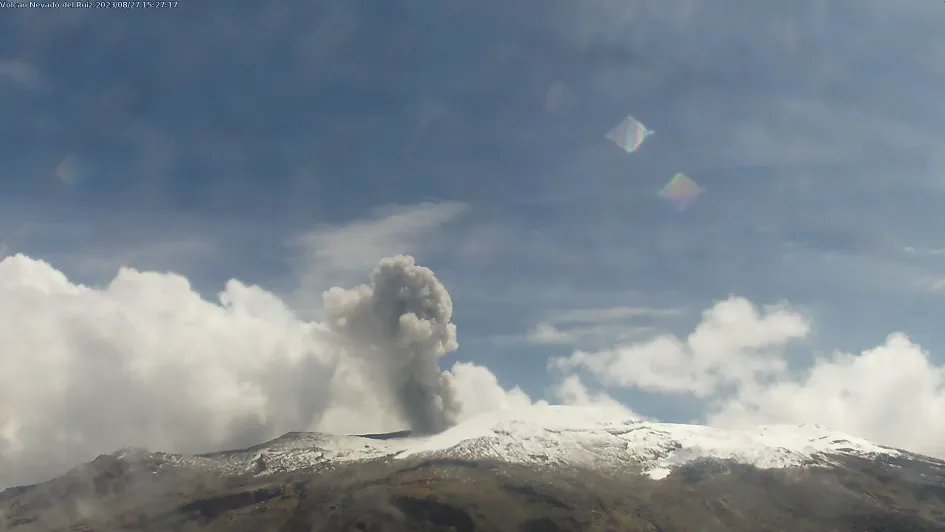 Emisión de ceniza del volcán Nevado del Ruiz. Emisión de ceniza del volcán Nevado del Ruiz.