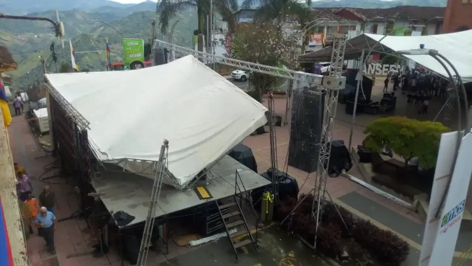 Se desploma escenario para fiestas de Anserma Se desploma escenario para fiestas de Anserma
