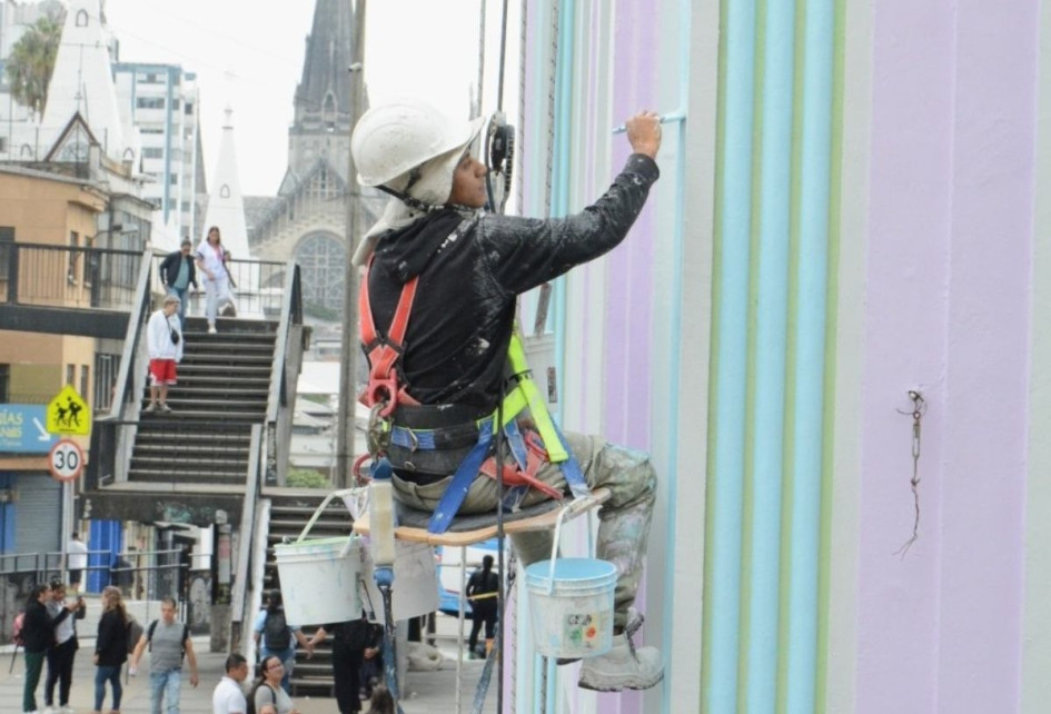 Reforzar la infraestructura y las prácticas académicas es la propuesta de algunos candidatos. En la foto pintan la fachada del Liceo Isabel la Católica. Reforzar la infraestructura y las prácticas académicas es la propuesta de algunos candidatos. En la foto pintan la fachada del Liceo Isabel la Católica.