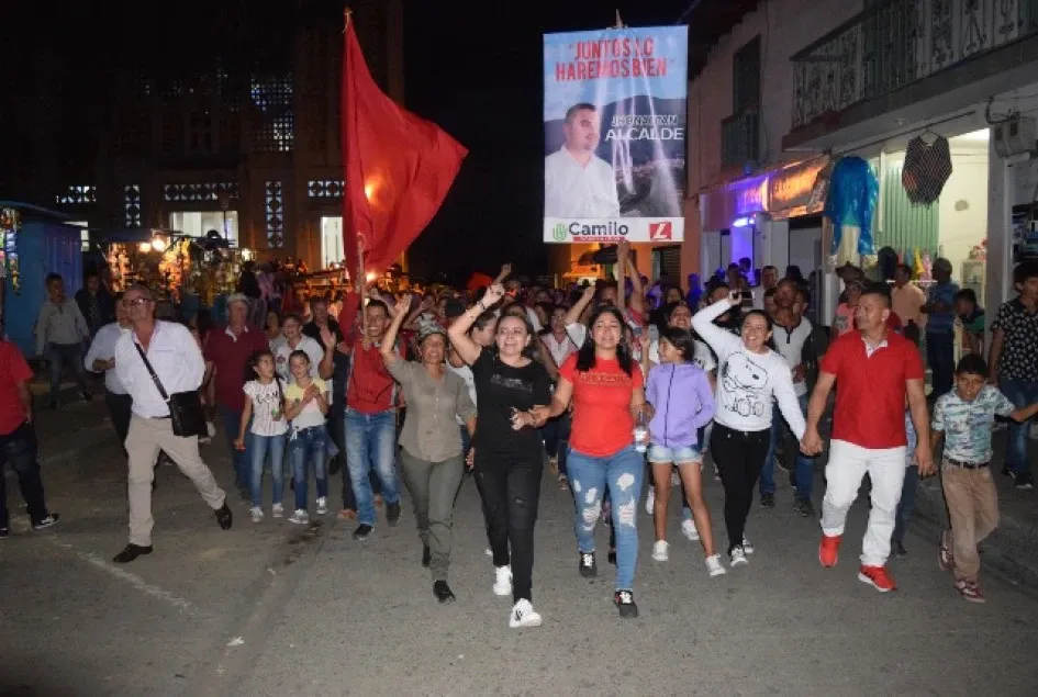 Celebración del ganador de la Alcaldía. Celebración del ganador de la Alcaldía.