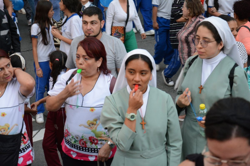 Cuatro colegios religiosos de Manizales salieron a marchar ante medidas que los conducirían a un posible cese de actividades. Cuatro colegios religiosos de Manizales salieron a marchar ante medidas que los conducirían a un posible cese de actividades.