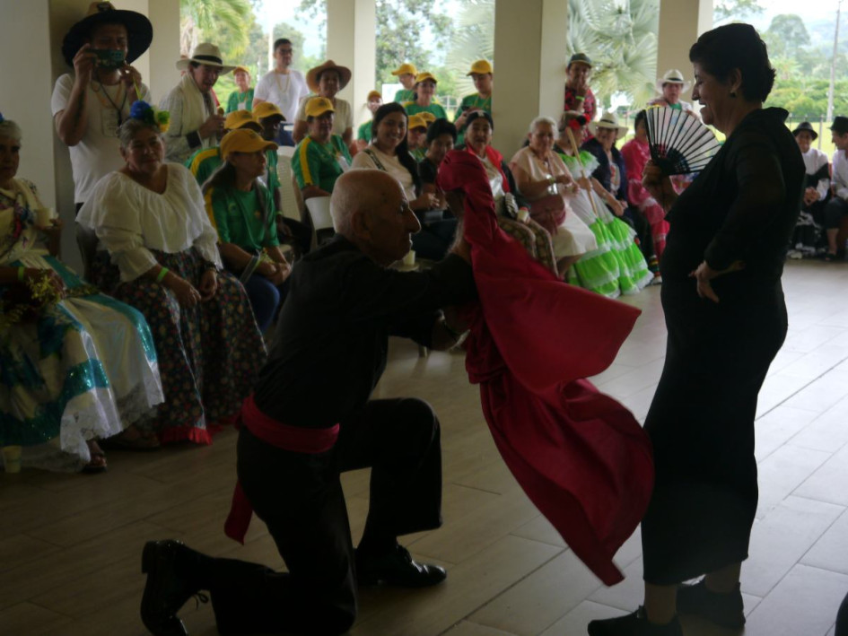 Adultos mayores de Caldas disfrutaron de las actividades de Nuevo Comienzo departamental. Los 12 más pilosos pasan a Nuevo Comienzo Nacional, en Valledupar. Adultos mayores de Caldas disfrutaron de las actividades de Nuevo Comienzo departamental. Los 12 más pilosos pasan a Nuevo Comienzo Nacional, en Valledupar.