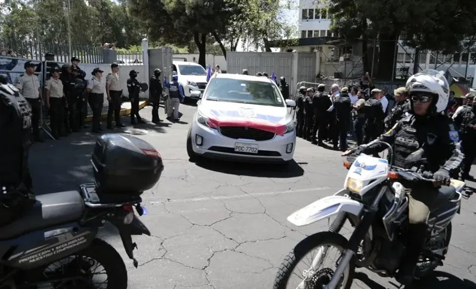 La carroza fúnebre en el cual es trasladado el cuerpo del candidato presidencial Fernando Villavicencio La carroza fúnebre en el cual es trasladado el cuerpo del candidato presidencial Fernando Villavicencio