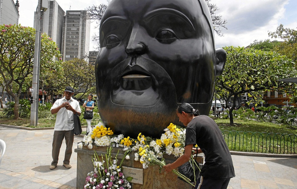 En Medellín siguen expresando su amor por el pintor y escultor Fernando Botero, su hijo más ilustre, al que homenajean con flores que son ubicadas en sus famosas esculturas.