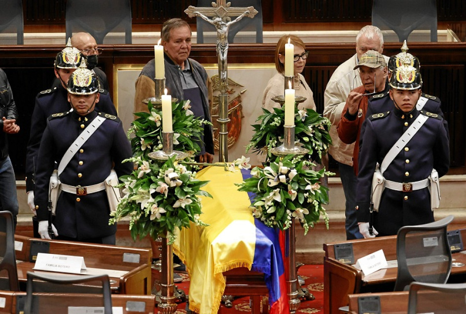 Foto | EFE | LA PATRIA Soldados del Batallón Guardia Presidencial que cargaron el féretro cubierto con la bandera nacional, condecoraciones y palabras de políticos y familiares marcaron el tono solemne del homenaje en el Salón Elíptico, agrandado por la música de cámara interpretada en dos momentos por la Orquesta Sinfónica Nacional y el Coro Nacional. Foto | EFE | LA PATRIA Soldados del Batallón Guardia Presidencial que cargaron el féretro cubierto con la bandera nacional, condecoraciones y palabras de políticos y familiares marcaron el tono solemne del homenaje en el Salón Elíptico, agrandado por la música de cámara interpretada en dos momentos por la Orquesta Sinfónica Nacional y el Coro Nacional.