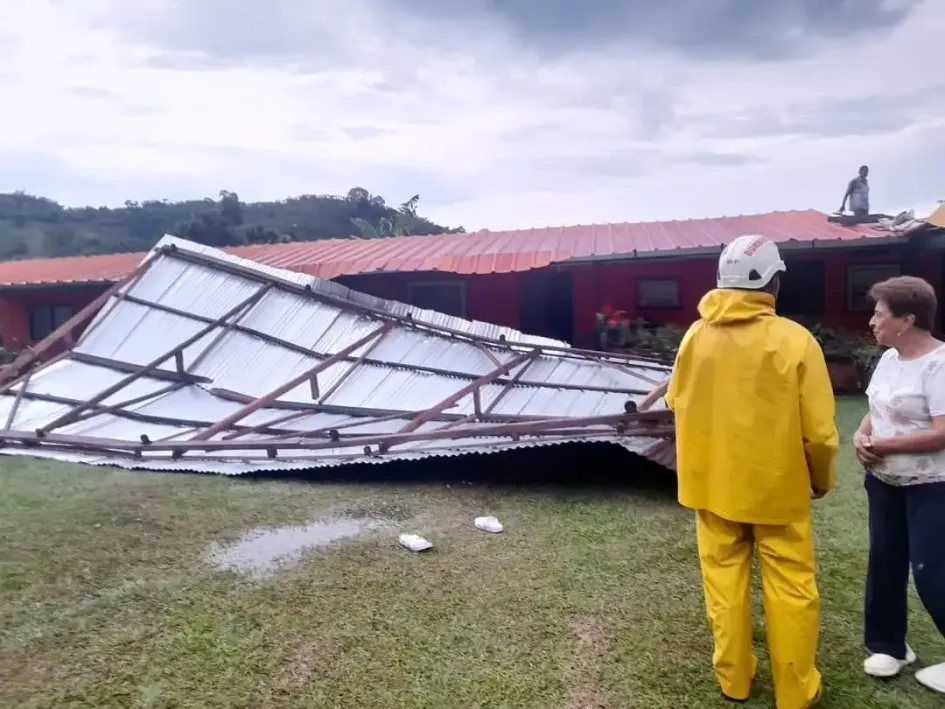 El aguacero en San José causó que se perdieran los techos de las viviendas. 