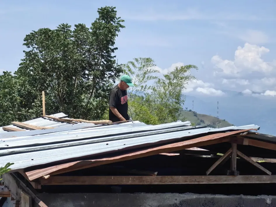 Los destechamientos de casas fueron un común denominador en las afectaciones que causaron las lluvias del viernes en Caldas. En la foto, una vivienda de Filadelfia. 