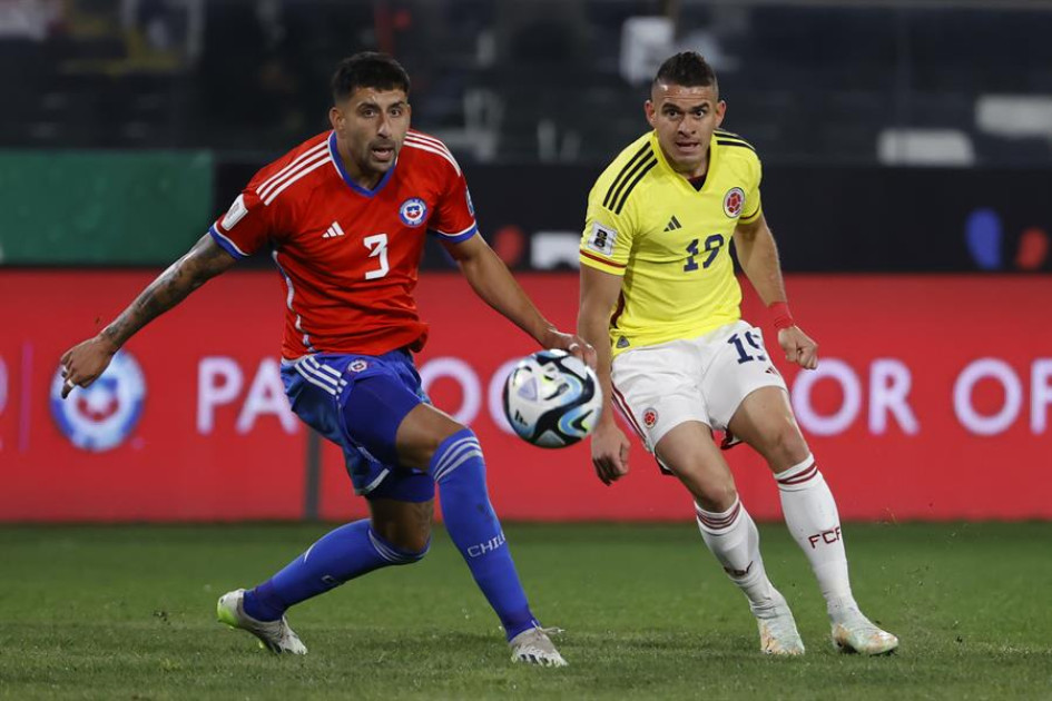 Guillermo Maripán (izquierda), de Chile, disputa el balón con Rafael Santos Borré de Colombia. Guillermo Maripán (izquierda), de Chile, disputa el balón con Rafael Santos Borré de Colombia.