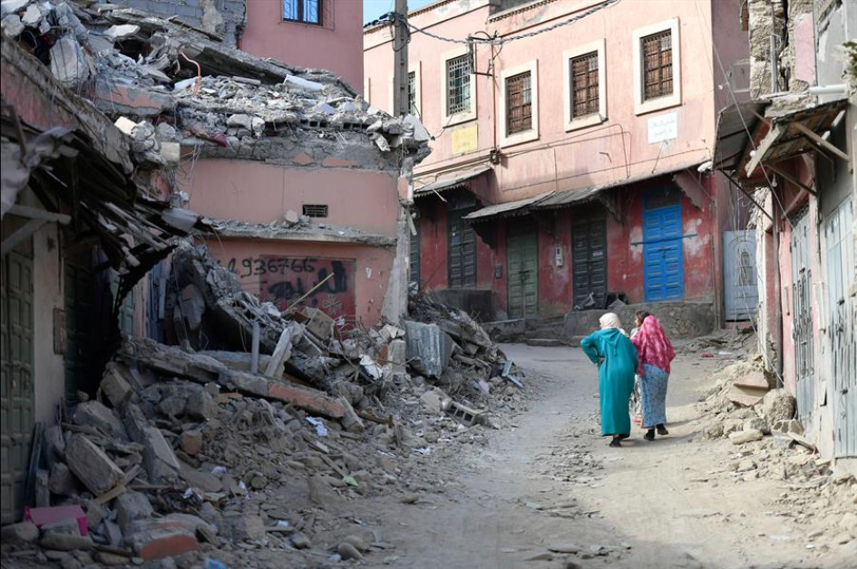 La gente camina en un barrio devastado por un terremoto en el pueblo de Amizmiz, al sur de Marrakech, el 24 de septiembre del 2023. La gente camina en un barrio devastado por un terremoto en el pueblo de Amizmiz, al sur de Marrakech, el 24 de septiembre del 2023.