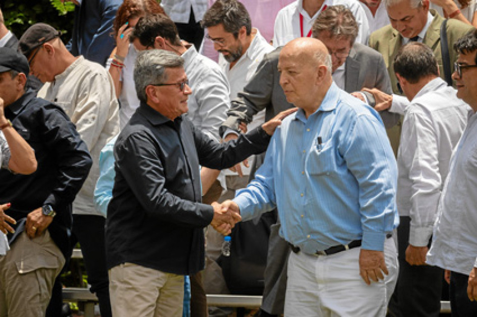 Foto | EFE | LA PATRIA El jefe de la delegación del Eln, Pablo Beltrán, y el jefe de la delegación del Gobierno, Otty Patiño, conversan tras el cierre del cuarto ciclo de diálogos de paz. Foto | EFE | LA PATRIA El jefe de la delegación del Eln, Pablo Beltrán, y el jefe de la delegación del Gobierno, Otty Patiño, conversan tras el cierre del cuarto ciclo de diálogos de paz.