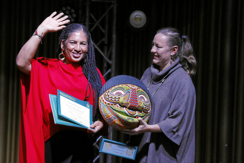 Elizabeth Moreno Barco recibe de manos de la embajadora de Suecia en Colombia, Helena Storm, el Premio Nacional de Derechos Humanos. Elizabeth Moreno Barco recibe de manos de la embajadora de Suecia en Colombia, Helena Storm, el Premio Nacional de Derechos Humanos.