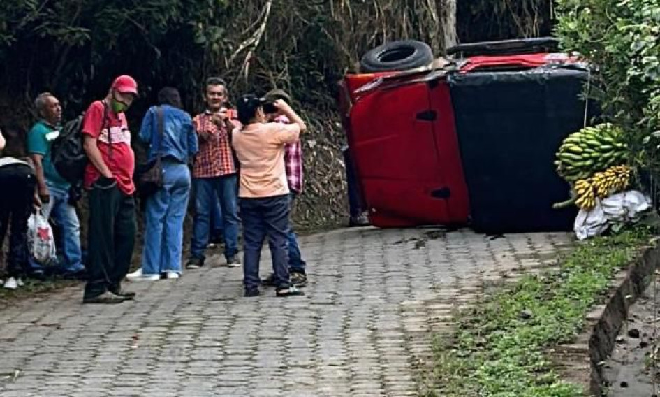 Los lesionados fueron trasladados a un centro asistencial en la capital de Caldas para su chequeo médico. Los lesionados fueron trasladados a un centro asistencial en la capital de Caldas para su chequeo médico.