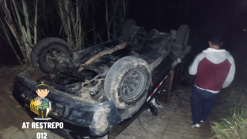 Una camioneta que acompañaba una caravana de un candidato a la Alcaldía de Samaná se volcó en la noche de este sábado. 15 personas resultaron lesionadas y una falleció. Una camioneta que acompañaba una caravana de un candidato a la Alcaldía de Samaná se volcó en la noche de este sábado. 15 personas resultaron lesionadas y una falleció.