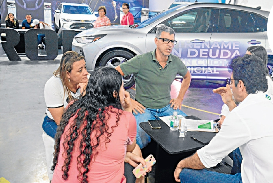 La Autoferia le permitió a Luis Carlos Villada cotizar precios para contar con varias alternativas y definir en familia el carro ideal. La Autoferia le permitió a Luis Carlos Villada cotizar precios para contar con varias alternativas y definir en familia el carro ideal.