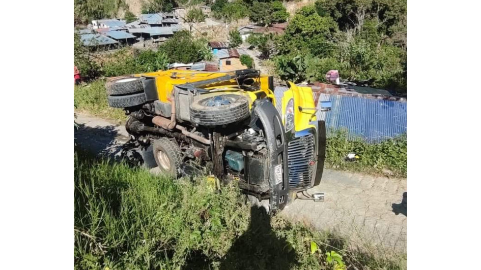 El conductor del vehículo perdió el control y se volcó en el sector de Guayabito. Los bomberos atendieron el accidente. El conductor del vehículo perdió el control y se volcó en el sector de Guayabito. Los bomberos atendieron el accidente.