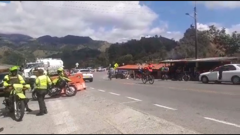 En el paso por el sector de Delgaditas, en la vía Manizales - Mariquita, había un puesto de control de la Policía para asistir a los corredores.