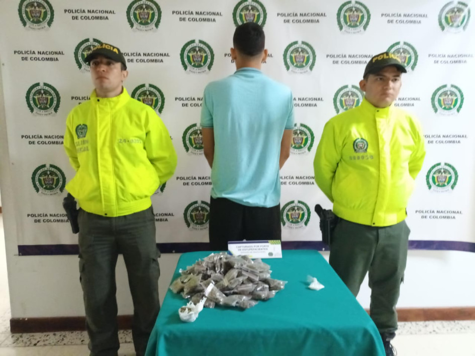 La Policía de Caldas capturó en flagrancia a alias El Chamo, con 868 gramos de marihuana y 5,5 gramos de base de coca, entre otros elementos que se le incautaron. La Policía de Caldas capturó en flagrancia a alias El Chamo, con 868 gramos de marihuana y 5,5 gramos de base de coca, entre otros elementos que se le incautaron.