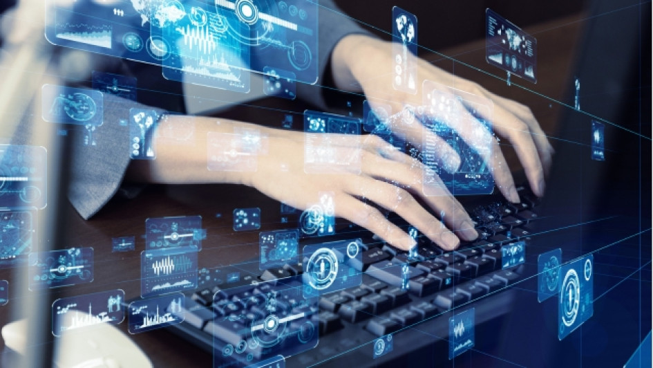 Cuanto-gana-un-ingeniero-de-sistemas-en-Colombia Manos tecleando con varias imágenes de tecnología y sistemas alrededor.