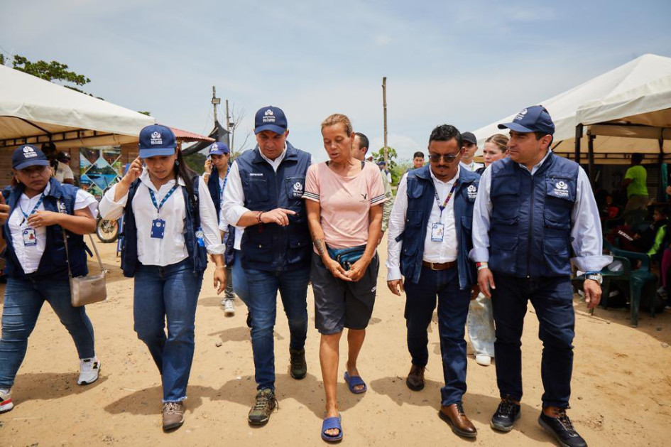 El defensor del Pueblo, Carlos Camargo Assis (tercero de izquierda a derecha), visitó este jueves Necoclí (Antioquia), el municipio donde empieza la travesía de miles de migrantes para atravesar el Tapón del Darién. El defensor del Pueblo, Carlos Camargo Assis (tercero de izquierda a derecha), visitó este jueves Necoclí (Antioquia), el municipio donde empieza la travesía de miles de migrantes para atravesar el Tapón del Darién.