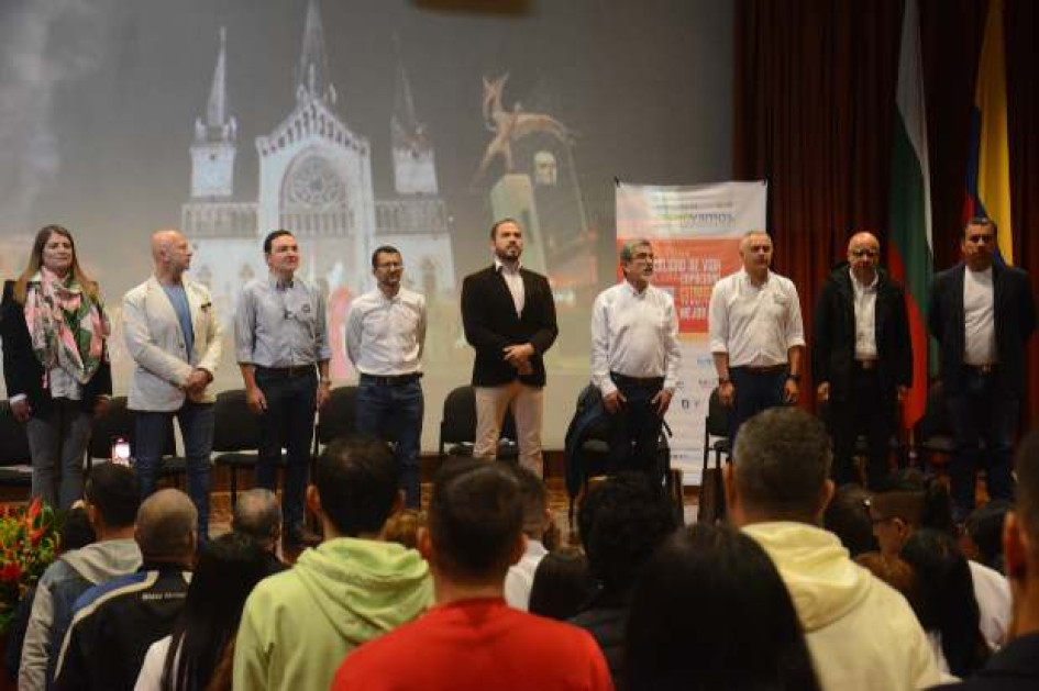 Paula Toro; Martín Ramírez; Miguel Trujillo; el moderador del Foro, Daniel Hurtado, de Manizales Cómo Vamos; Germán Vallejo; Carlos Arturo Buriticá; Francisco Javier González, y Jhon Robert Osorio. Paula Toro; Martín Ramírez; Miguel Trujillo; el moderador del Foro, Daniel Hurtado, de Manizales Cómo Vamos; Germán Vallejo; Carlos Arturo Buriticá; Francisco Javier González, y Jhon Robert Osorio.