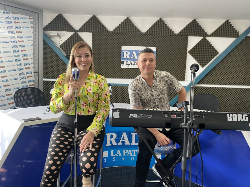 J Hana J Hana asistió a la grabación de la sesión acompañada de su esposo y productor Yalid Monsalve.