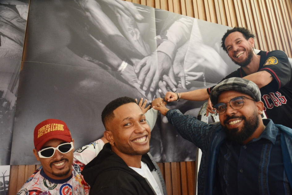 Óscar Castillo con los integrantes de Free Convict, Ray Martínez, Trebor y Dosk Usr, en la exposición en el Teatro Los Fundadores. Óscar Castillo con los integrantes de Free Convict, Ray Martínez, Trebor y Dosk Usr, en la exposición en el Teatro Los Fundadores.