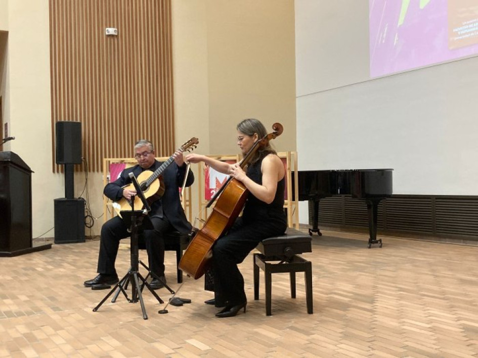 Edwin Guevara es profesor de guitarra de la Universidad Sergio Arboleda y Cecilia Palma es docente de violonchelo de la Universidad Nacional de Colombia e integrante de la Orquesta Filarmónica de Bogotá. Edwin Guevara es profesor de guitarra de la Universidad Sergio Arboleda y Cecilia Palma es docente de violonchelo de la Universidad Nacional de Colombia e integrante de la Orquesta Filarmónica de Bogotá.