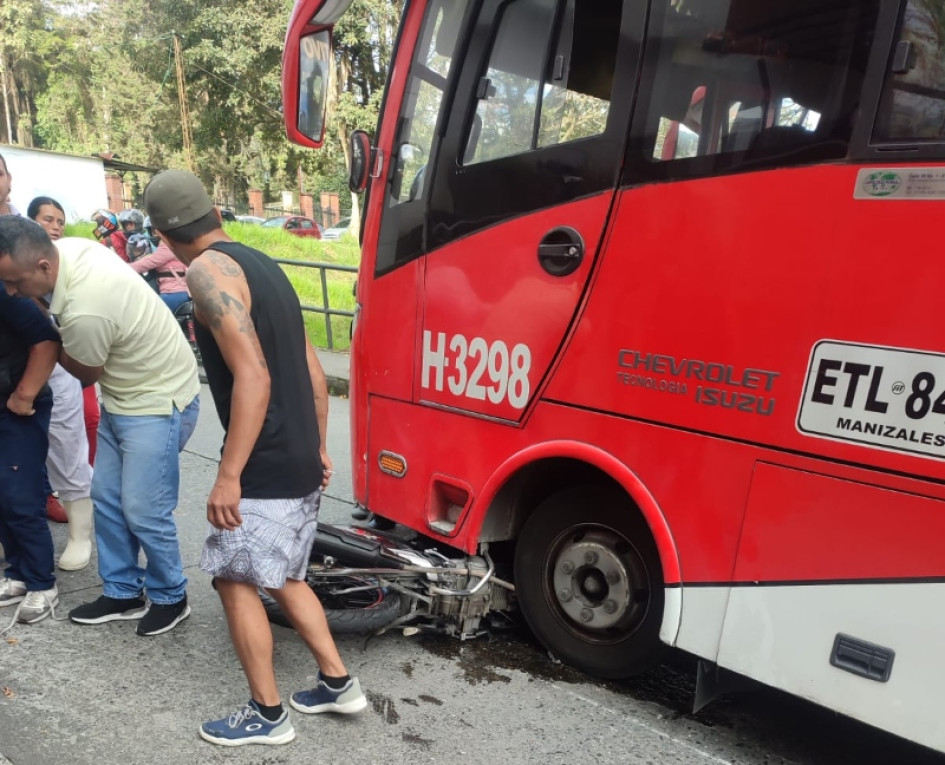 Choque de buseta con moto cerca de la U. Autónoma Accidente de tránsito en Manizales