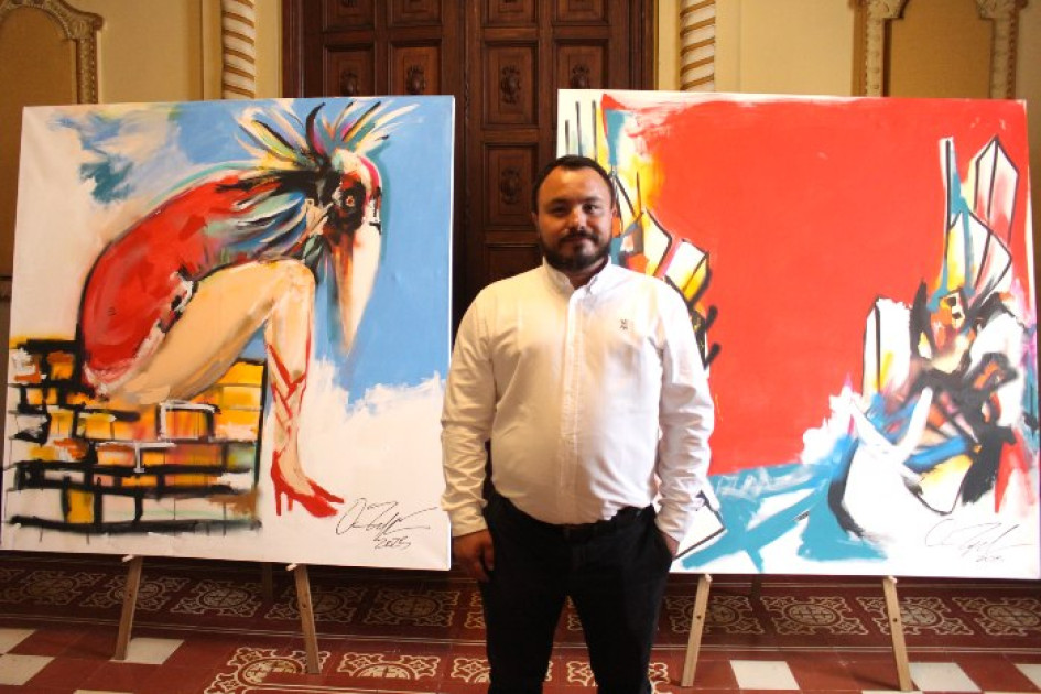 El artista y arquitecto Óscar Zapata con sus obras de la serie Territorios. El artista y arquitecto Óscar Zapata con sus obras de la serie Territorios.