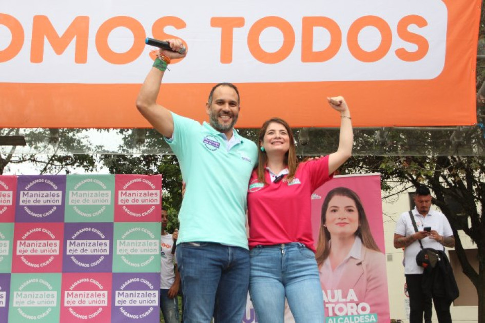Carlos A. Arias con la camiseta de la campaña de Paula Andrea Toro a la Alcaldía de Manizales. Carlos A. Arias con la camiseta de la campaña de Paula Andrea Toro a la Alcaldía de Manizales.