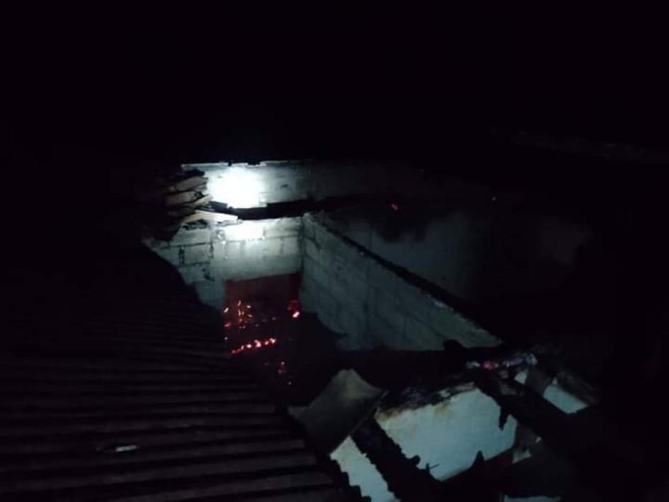 Cuando los bomberos pudieron controlar el fuego, la vivienda afectada ya estaba totalmente consumida.