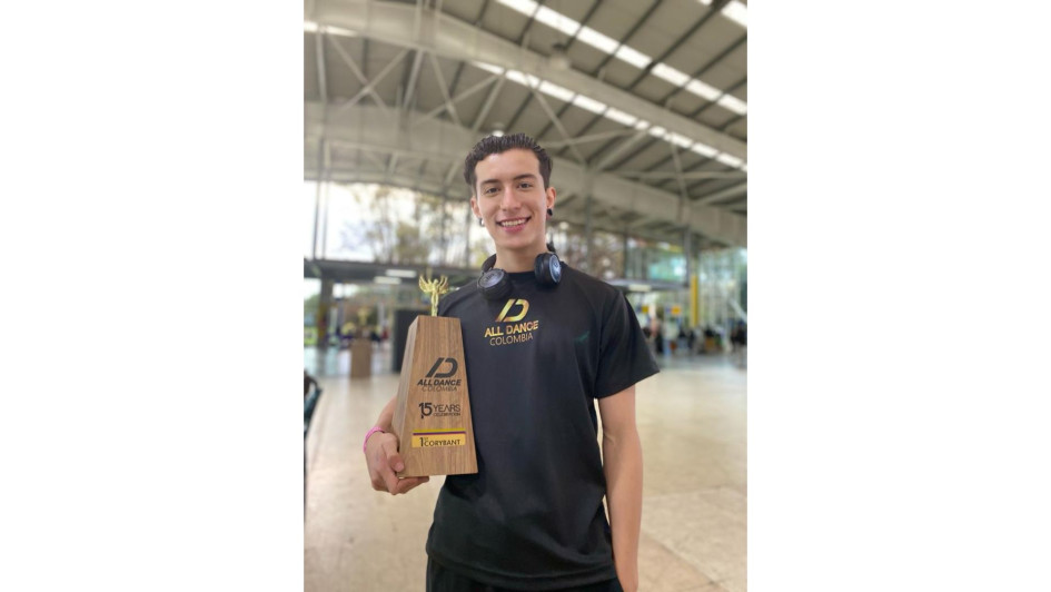 Juan José Morales Jiménez con el trofeo como mejor bailarín profesional del país. Juan José Morales Jiménez con el trofeo como mejor bailarín profesional del país.