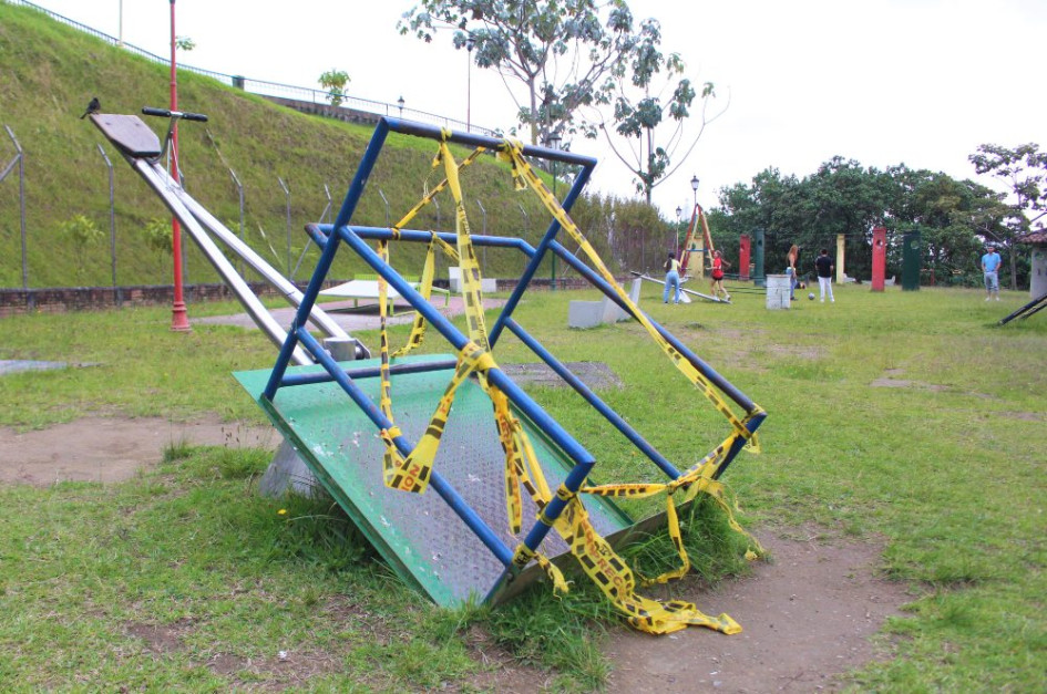 Visitantes al Ecoparque Los Yarumos denunciaron el mal estado de algunos juegos como este que es para personas en condición de discapacidad. La Red de Ecoparques responde y dice que los arreglarán pronto. Visitantes al Ecoparque Los Yarumos denunciaron el mal estado de algunos juegos como este que es para personas en condición de discapacidad. La Red de Ecoparques responde y dice que los arreglarán pronto.