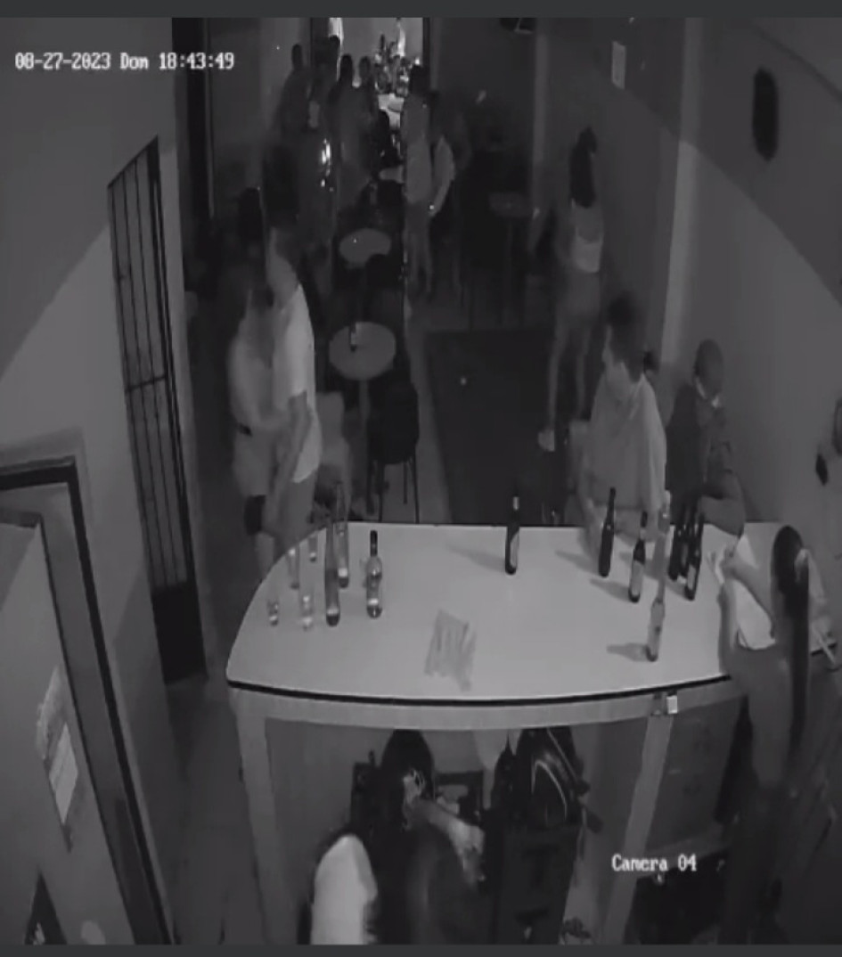 El coronel José Arturo Sánchez, comandante de la Policía de Caldas, estaba molesto por un video que se filtró en redes en el que un hombre asesinó a otro en un bar en Pácora. El coronel José Arturo Sánchez, comandante de la Policía de Caldas, estaba molesto por un video que se filtró en redes en el que un hombre asesinó a otro en un bar en Pácora.