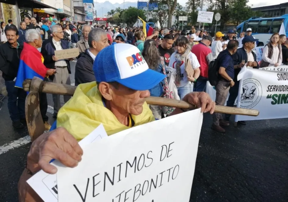 Las personas que asistieron a la movilización llevaron pancartas con mensajes de apoyo al Gobierno de Gustavo Petro. Las personas que asistieron a la movilización llevaron pancartas con mensajes de apoyo al Gobierno de Gustavo Petro.