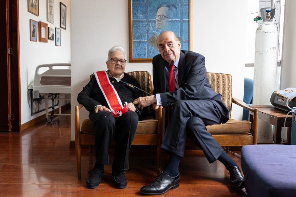 La poeta centenaria Maruja Vieira y el canciller Álvaro Leyva Durán. La poeta centenaria Maruja Vieira y el canciller Álvaro Leyva Durán.