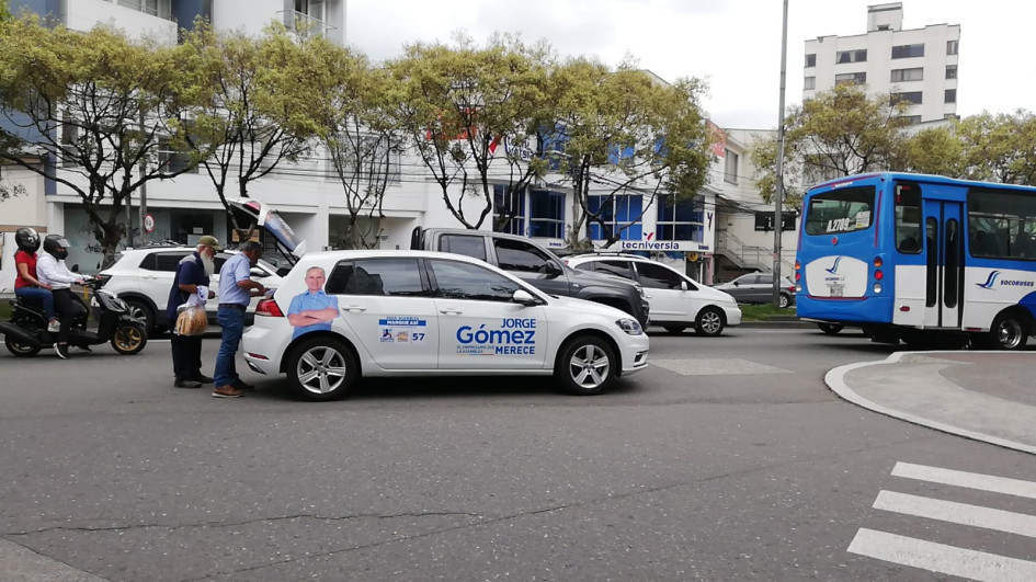 El candidato a la Asamblea de Caldas Jorge Gómez (o alguien muy parecido a él) paró su carro de campaña en plena avenida Santander de Manizales para regalarle publicidad de su candidatura a un vendedor informal. El candidato a la Asamblea de Caldas Jorge Gómez (o alguien muy parecido a él) paró su carro de campaña en plena avenida Santander de Manizales para regalarle publicidad de su candidatura a un vendedor informal.