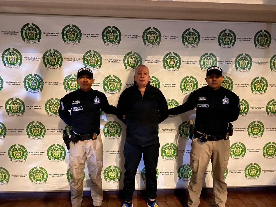 Raúl Moreno Carazo (centro), de 45 años, está requerido por una circular roja de la Interpol por tráfico de estupefacientes.