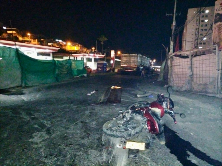 El lesionado sufrió el aplastamiento de sus extremidades inferiores y fue trasladado de inmediato a un centro asistencial. El lesionado sufrió el aplastamiento de sus extremidades inferiores y fue trasladado de inmediato a un centro asistencial.