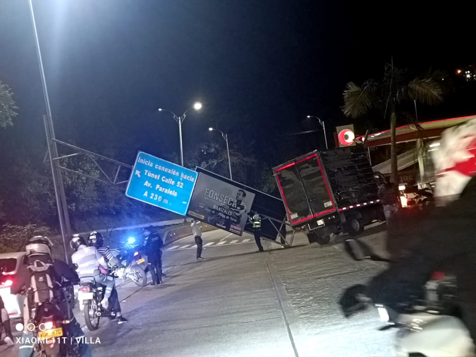 El accidente ocurrió cerca del concesionario Audi, en el descenso hacia Aguas de Manizales. No hubo heridos. El accidente ocurrió cerca del concesionario Audi, en el descenso hacia Aguas de Manizales. No hubo heridos.