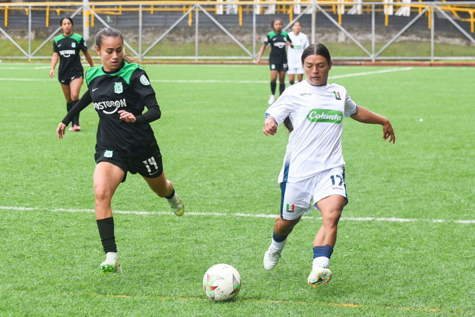 Salomé Arredondo Morales (d), en un partido del Campeonato Nacional Interclubes de Fútbol Femenino que Once Caldas le ganó a Atlético Nacional en la cancha auxiliar Luis Fernando Montoya. Salomé Arredondo Morales, jugadora del Once Caldas