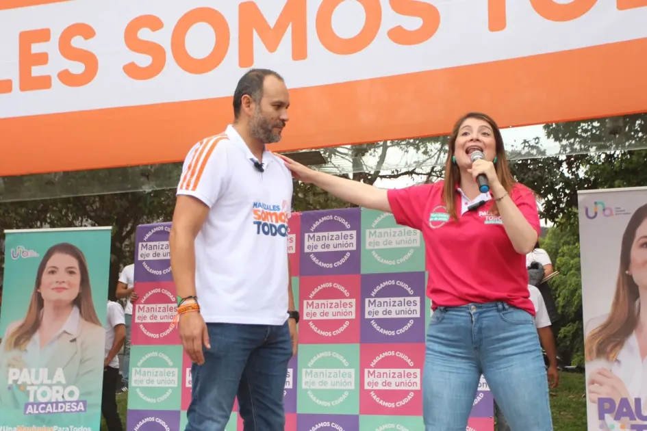 Carlos Alberto Arias y Paula Toro hablan ante el público en el parque Ernesto Gutiérrez luego del anuncio del apoyo político de Arias a Toro. Carlos Alberto Arias y Paula Toro hablan ante el público en el parque Ernesto Gutiérrez luego del anuncio del apoyo político de Arias a Toro.
